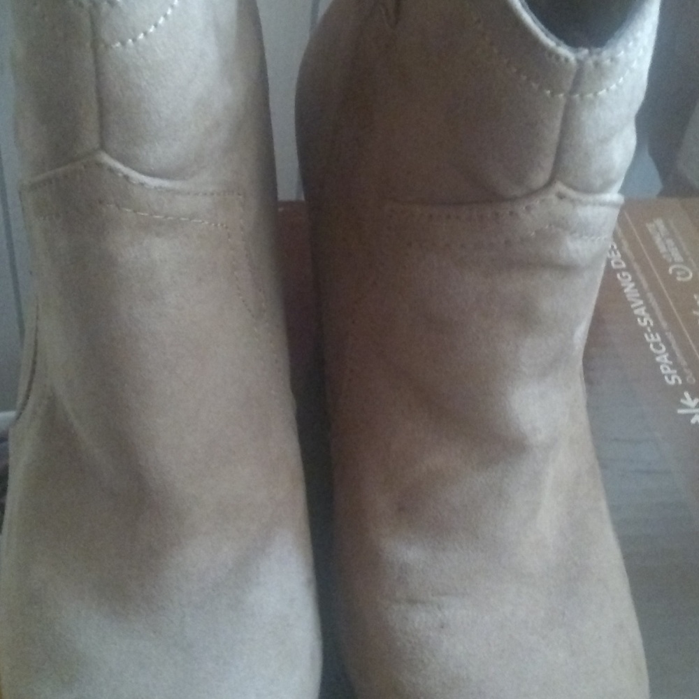 Boots - Picture 3 of 3